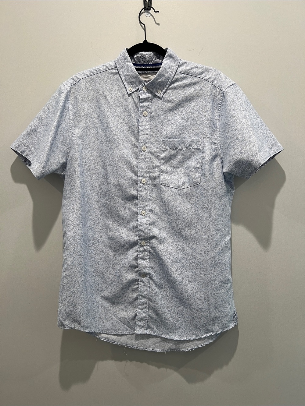 Short-Sleeve Casual Button-Down Shirt in Light Blue